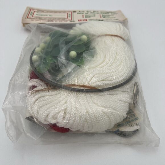 Vintage Fibre-Craft Macramé Mistletoe Bell Kit New in Package NOS - Picture 7 of 8